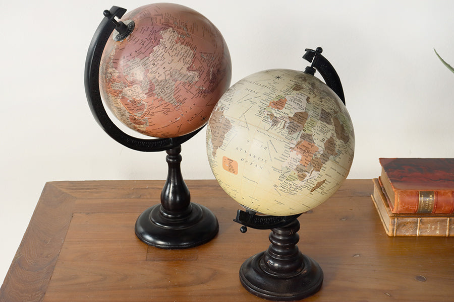 Set of 2 Decorative Globes - Cleared Décor