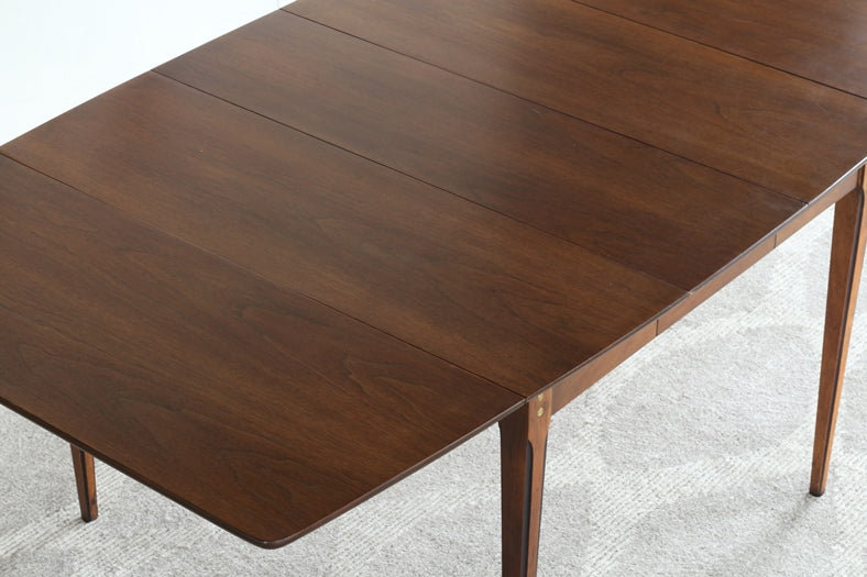 DT121 Mid-Century Modern Dining Table with Black Detailed Leg Accents, Vintage 1950's