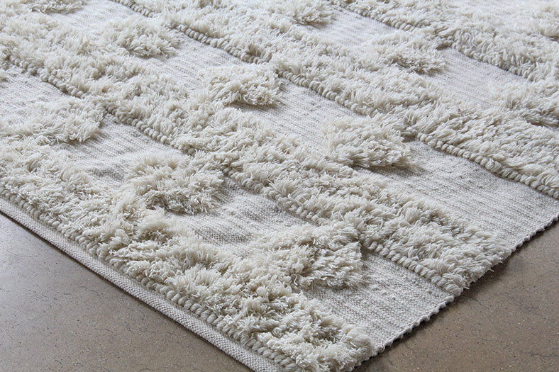 RUG347 - 8' x 10' Beige Diamond Stripe Rug