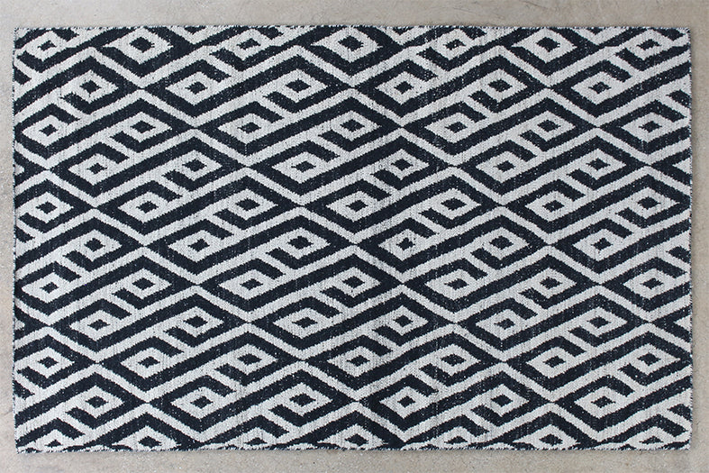 RUG367 - 5' x 8' Ink/Taupe Tribal Inspired Patterned Wool Rug