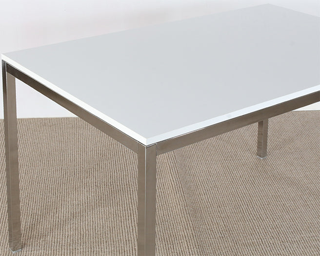 DK140 - White Desk With Silver Base