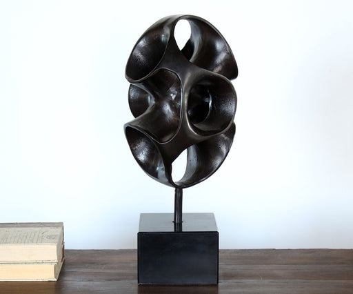 FIG255 Gustav Sculpture
