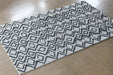 RUG352 - 5' x 8' Gray/Taupe Wool & Cotton Diamond Patterned Rug