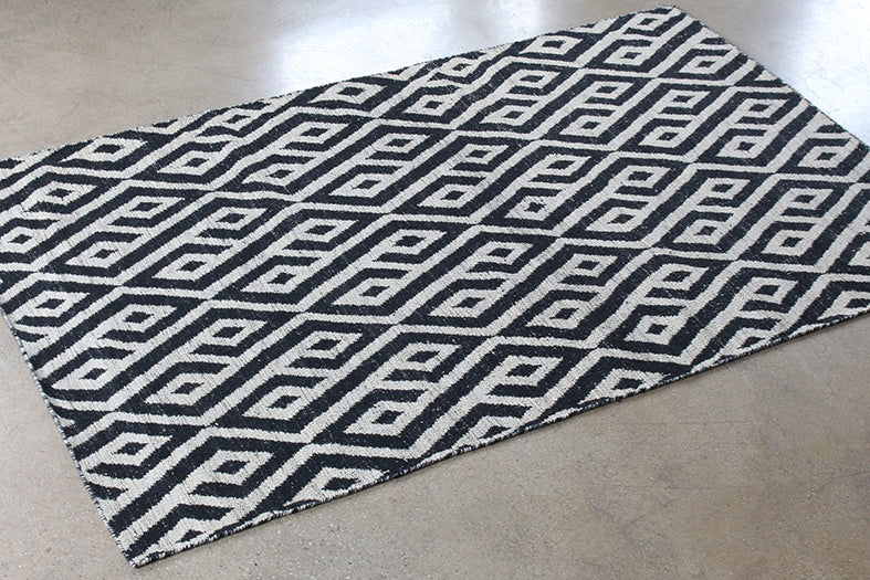 RUG367 - 5' x 8' Ink/Taupe Tribal Inspired Patterned Wool Rug
