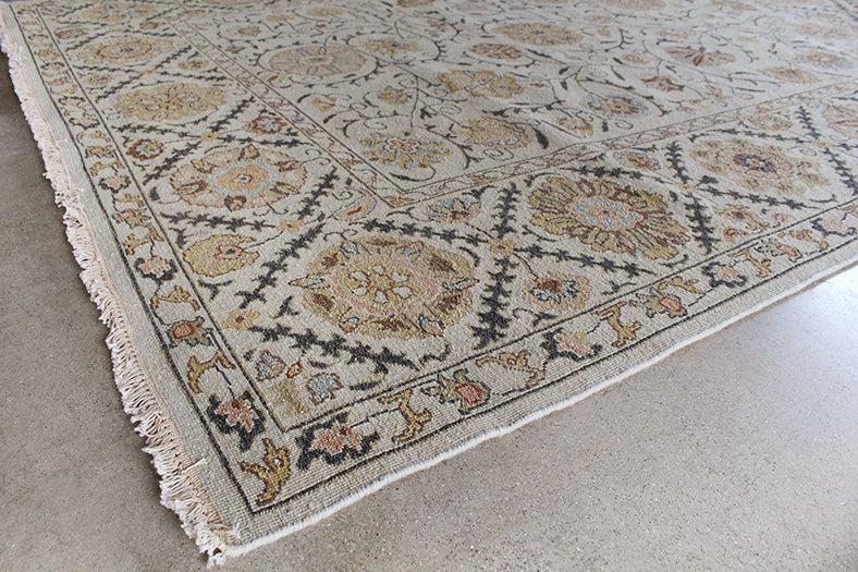 RUG461 - 7'9 x 9'9 Beige & Grey Soumak Knotted Wool Rug