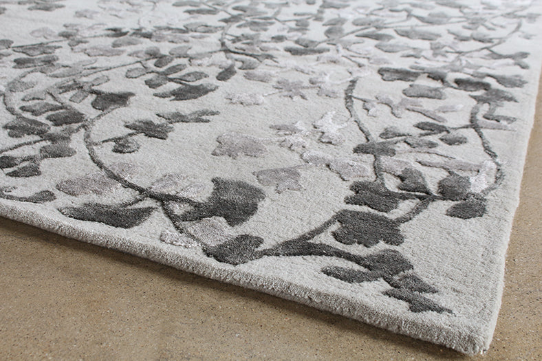 RUG464 - 8' x 10' Silver And Grey Leaf Tufted Wool Rug