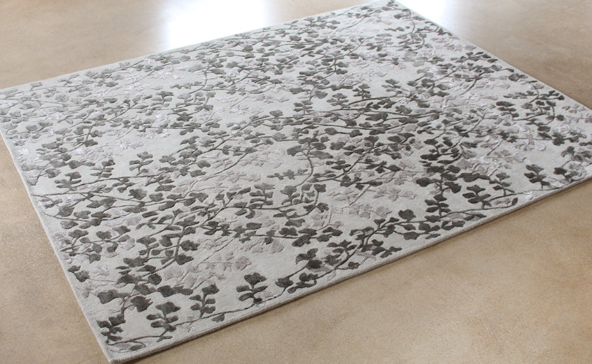 RUG464 - 8' x 10' Silver And Grey Leaf Tufted Wool Rug