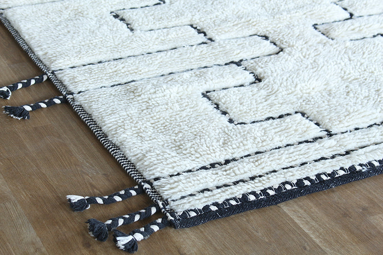 5 X 8 Black And Cream Braided Pattern Rug