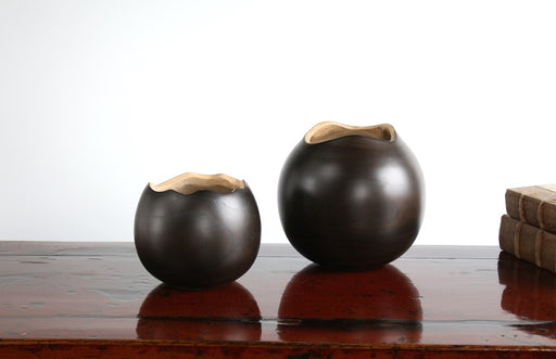 SVS89 Set of 2 Hatched Vases