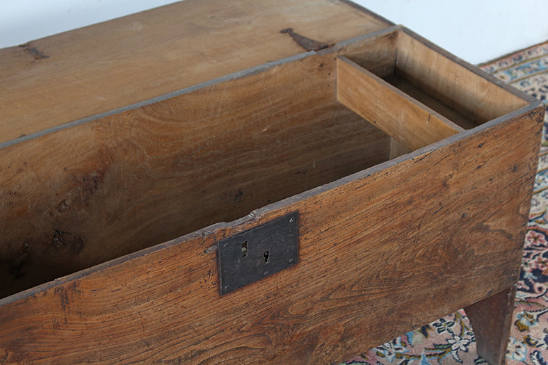 TRNK06 Early English Elm Chest